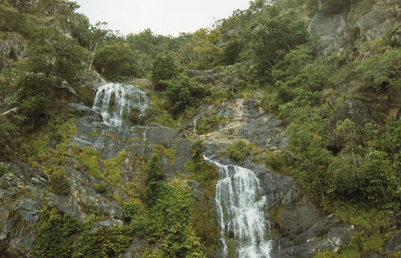659_Watervallen langs de spoorlijn Cairns - Kuranda.jpg